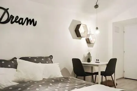 Apartment Umelecka 7 Prag